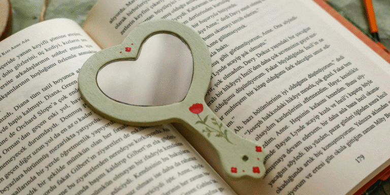 Scopri di più sull'articolo Letteratura non è evasione: è specchio, ci riflette e ci guida.